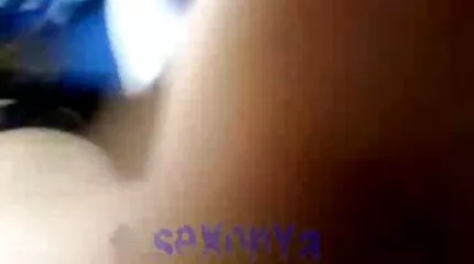 Asiatiska med underbara mjölkning ger gratis porr med äldre damer en djup avsugning och jerks utanför en väns kuk
