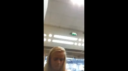 Blonde mogen kvinna porr suger en man djupt och gags på en fet kuk