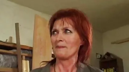 Två kycklingar perfekt sög en gamla kåta damer kuk innan kkm sex