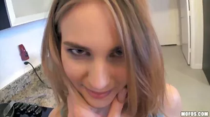 Lesbisk knullar blond gummi kuk i trånga slidan gratis porr gamla damer