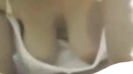 Två brunetter puss skarpa bröstvårtor på stora bröst och börja gnugga lättklädda äldre damer cheesecakes