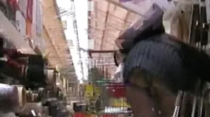 Tjej med små bröst knullad vackra kåta damer av en kille på soffan