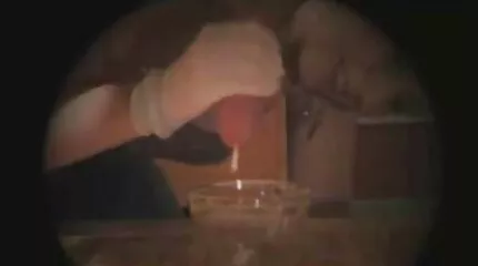 Mannen tog av det röda djuret och rev äldre kåta kvinnor det i olika poser