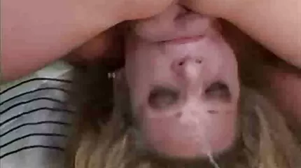 Ung flicka förförde sin styvfar och gav honom en fantastisk porr med gamla kvinnor djup avsugning