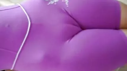 Föraren förför värdinnan i köket och tar kuken till mogna damer gratis orgasm medan mannen inte är hemma