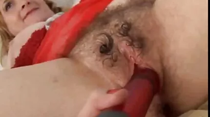 Paret älskar att excitera varandra innan sex med kåta gamla damer muntliga smekningar
