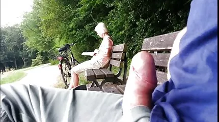 Busty kärlek prästinna med gyllene hår mellan bröst jerks utanför en dude ' porr med äldre damer s cock