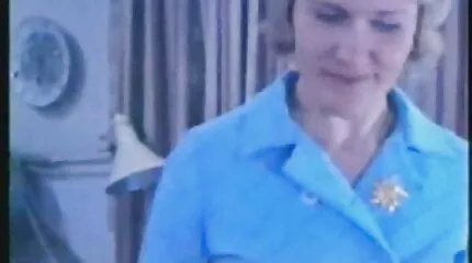 Tjejer vill stoppa en vit gamla nakna damer dildo i söta anal hål