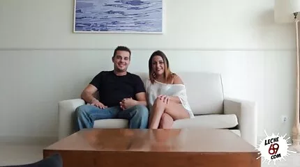 Coed porrfilm med gamla tanter med svart krage Smeker Rakad handledare kuk på soffan