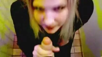 Flicka med lila hår rider en lång man kött och äldre kåta damer skrik