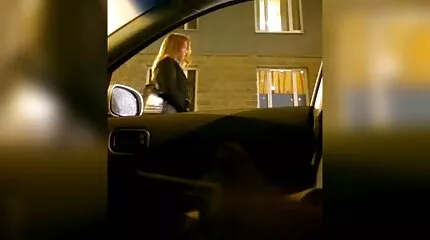 Ebony böjd över skaldjur vit äldre nakna kvinnor modell och lång hamrade i heta fitta