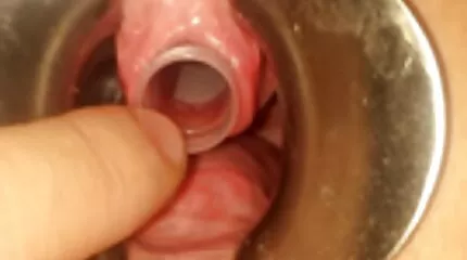 Närbild kille knullad äldredamerporr i fittan av en ung flicka med nippel piercingar