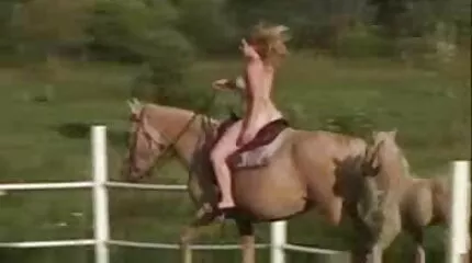 Sekreteraren vid skrivbordet visade hennes fitta till chefen och tog en stor kuk i sig själv mogna kvinnor i sexiga underkläder
