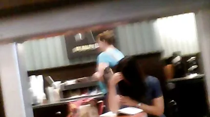 Busty kvinna ligger ner på en spinkig tjej och äldre damer porrfilm äter hennes shaggy