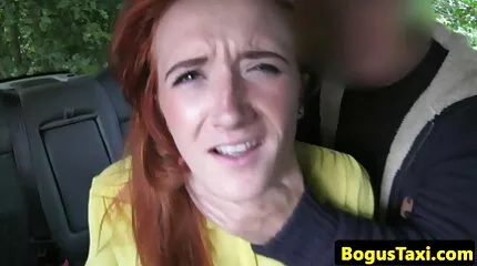 Flickan sög en man under vatten och knullade porrfilm med mogna kvinnor hennes fitta efter / Slickning